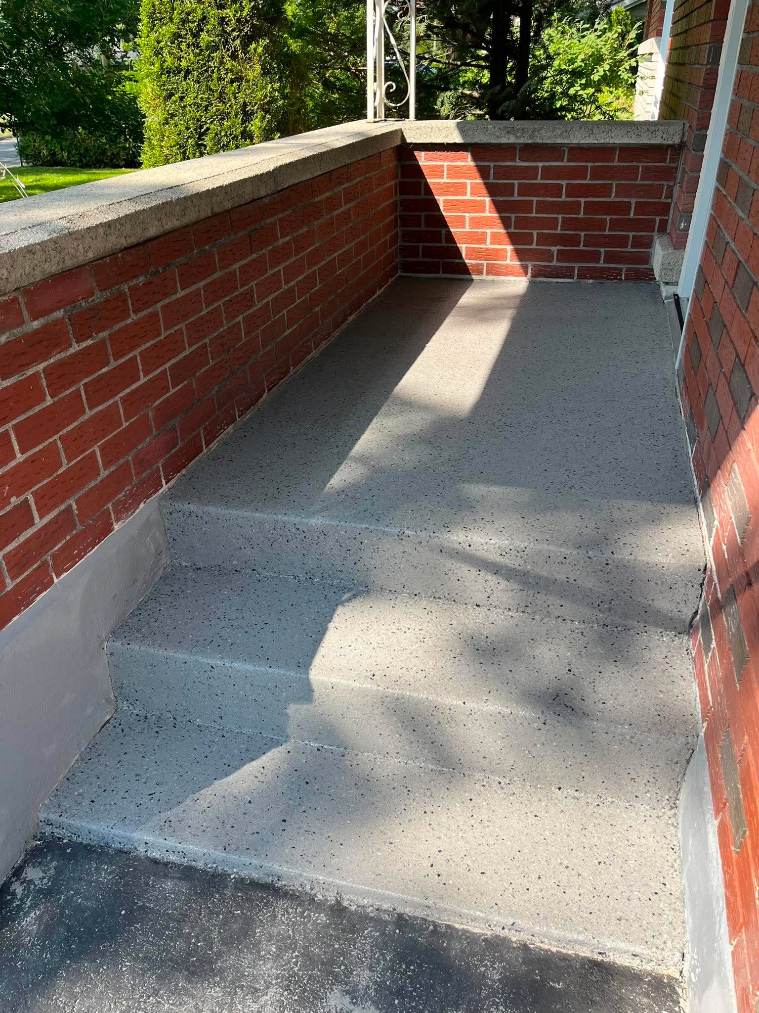 Perron en béton avec revêtement polyaspartique