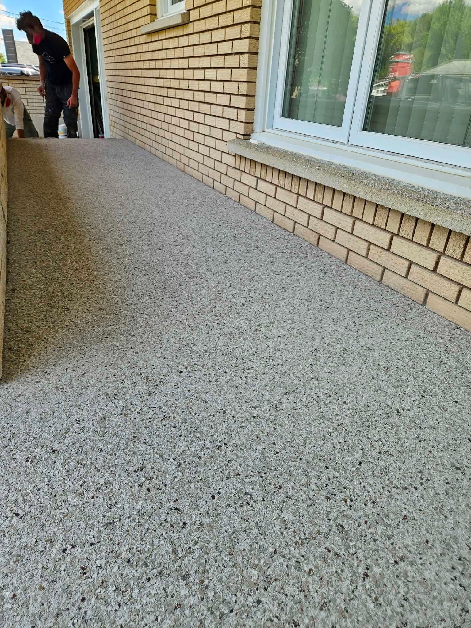 Passage en béton après revêtement polyaspartique